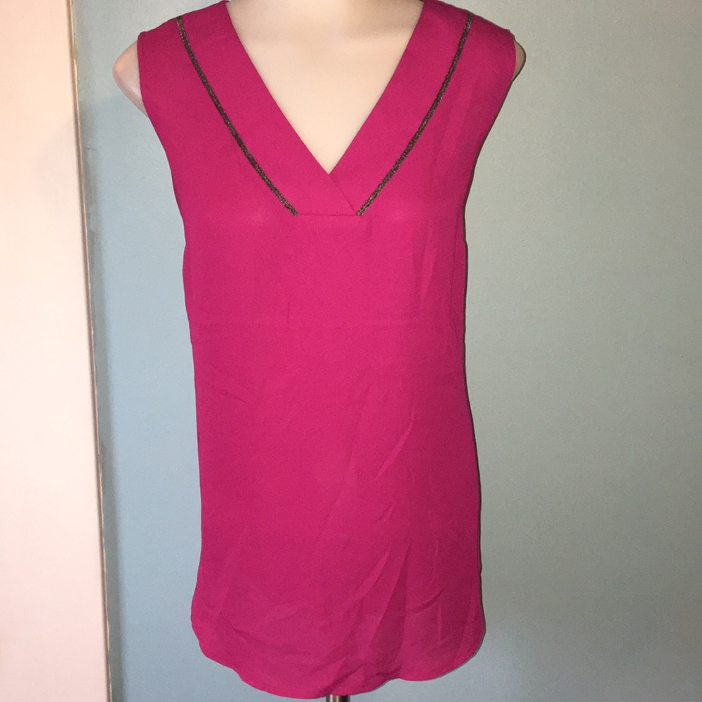 New York and Company Sleeveless V Neck top size small
